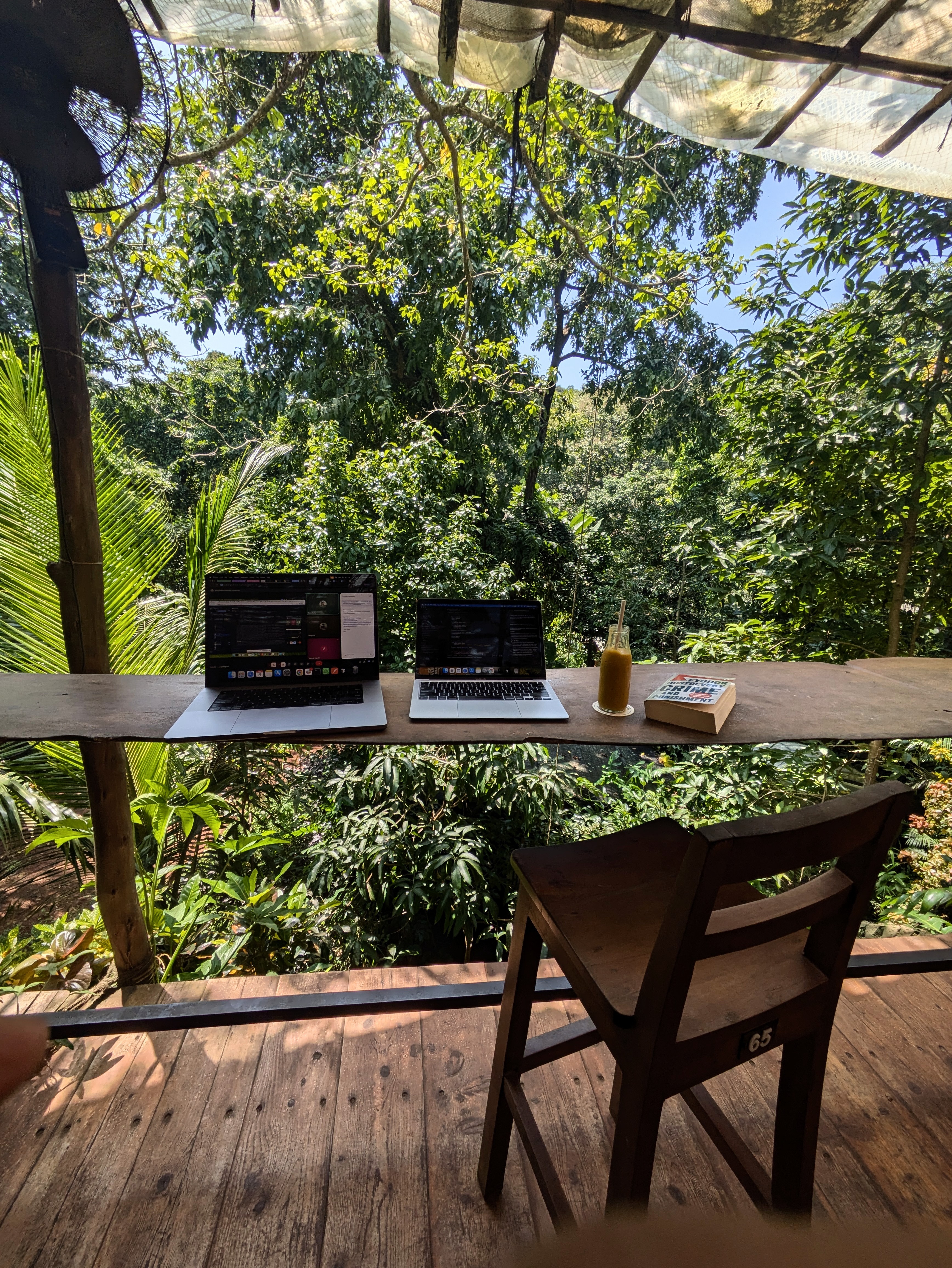 Mojigao cafe exterior and greenery