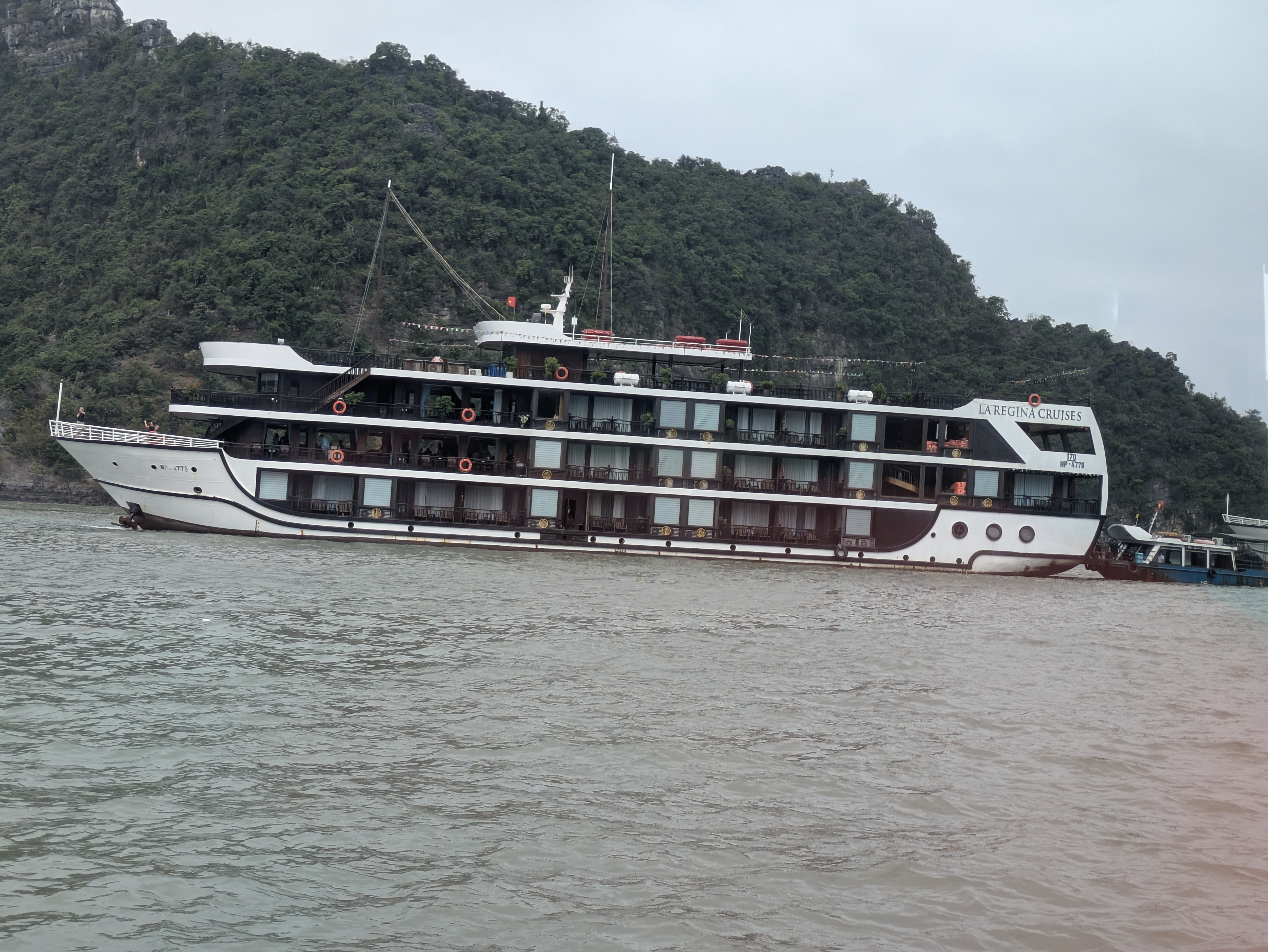 Halong Bay Cruise Ship